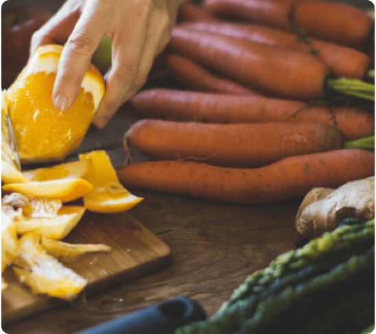 Como evitar o desperdício na cozinha aproveitando as cascas dos alimentos (e não só)