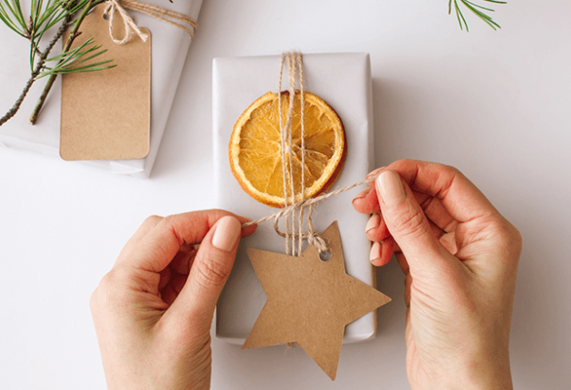 Presente enfeitado com uma estrela e uma rodela de laranja