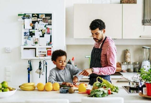 Pai e filho a preparar uma refeição