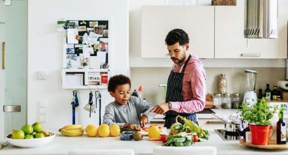 Pai e filho a preparar uma refeição