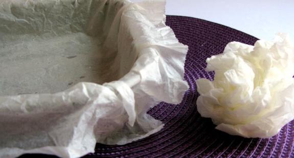 "Forrar moldes con papel mojado"