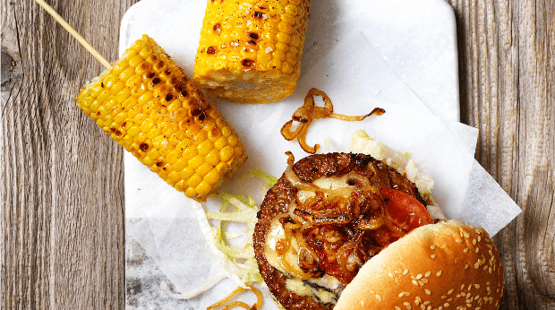 Hambúrguer Vegetariano com queijo e maçarocas de milho