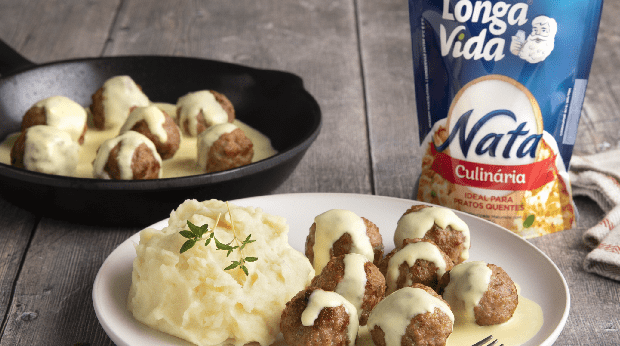 Almôndegas Mistas com Molho Cremoso de Natas