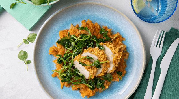Peito de frango crocante com esmagada de batata e abóbora e agrião