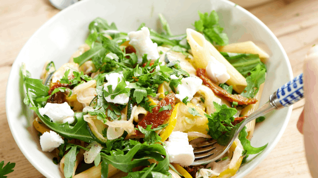 Salada de macarrão com rúcula e queijo feta