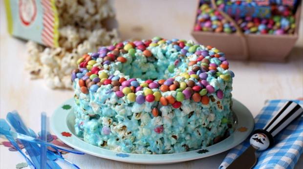 "Bolo Pipocas e Smarties.jpg"