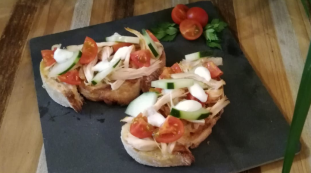"Bruschetta com frango e salada"
