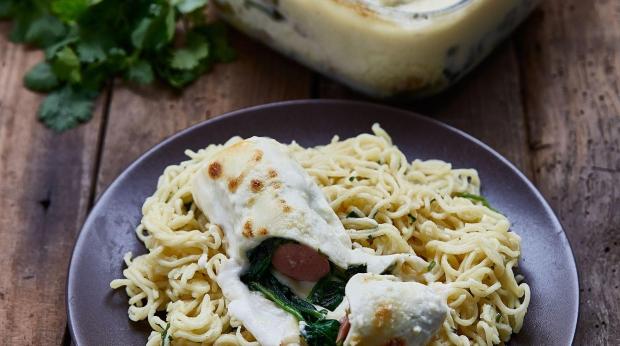 "Salsichas enroladas com noodle"