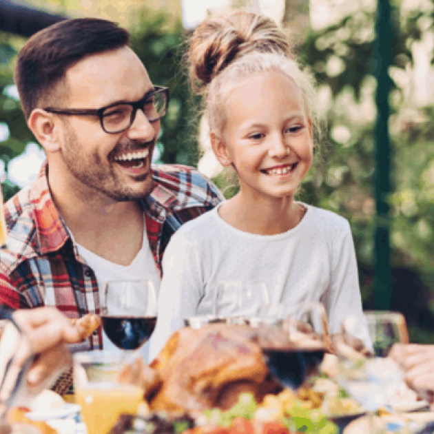 Família a seguir as dicas para uma alimentação saudável