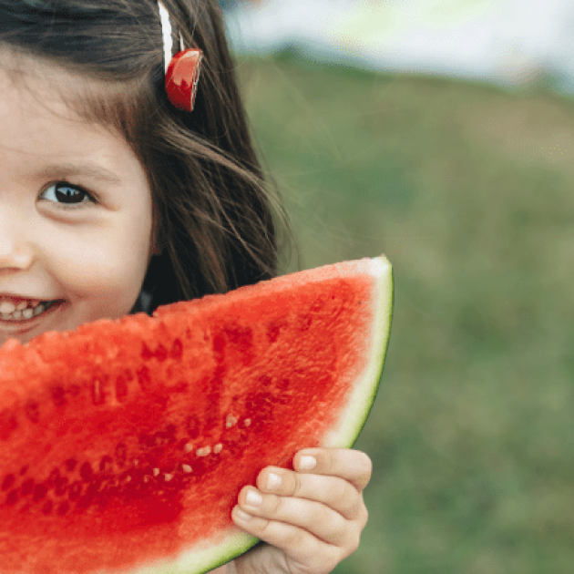 Criança a comer fruta