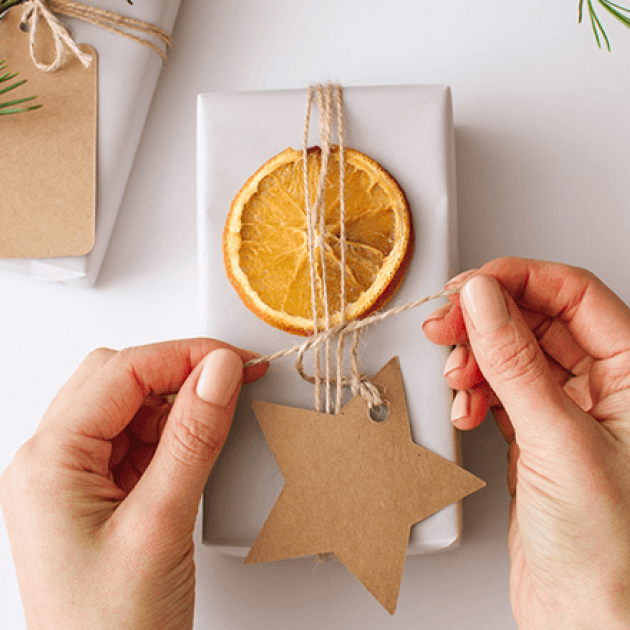 Presente enfeitado com uma estrela e uma rodela de laranja