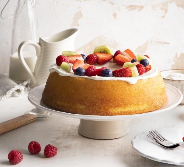 Bolo Chiffon de Laranja com Cobertura de Chantilly e Fruta