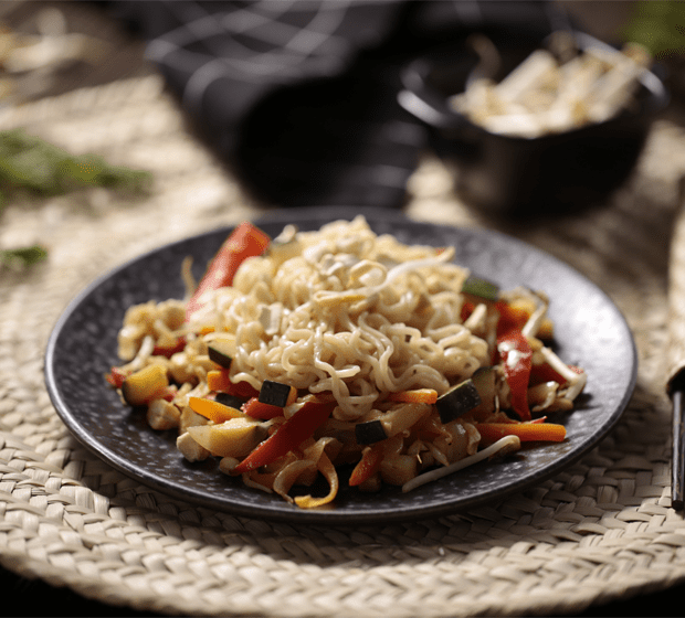 Noodles de Frango com Chop Suey de Vegetais 