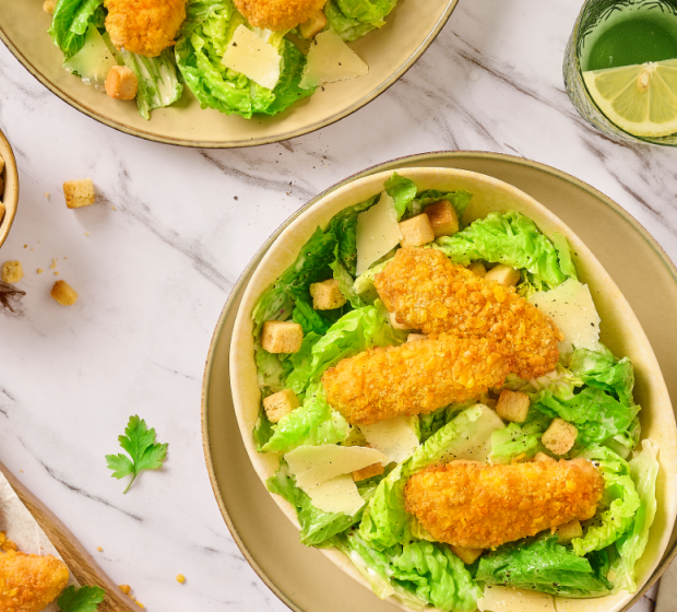 Salada César com Peito de Frango Crocante na Air Fryer e Croutons
