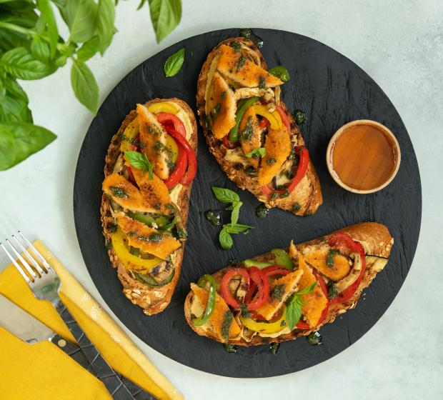 Tosta de empanado com legumes, mel e azeite de manjericão