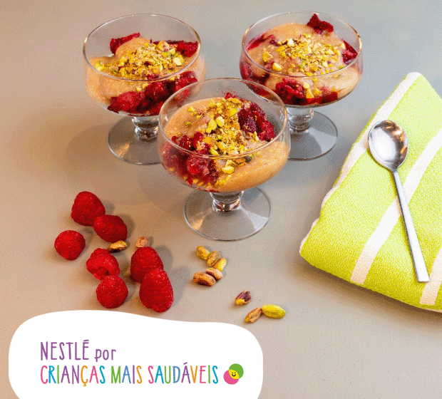 Puré de pêssegos com granizado de framboesas e pistáchios  