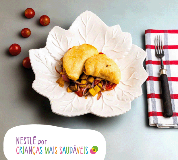 Cavala em meias-luas com batata-doce e hortícolas assados   