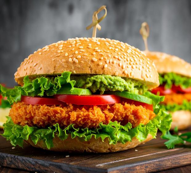 Hambúrguer Picante de Frango na Airfryer com Guacamole 