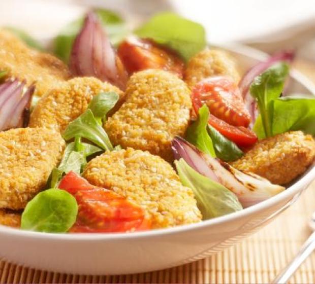 "Salada morna com nuggets veget"