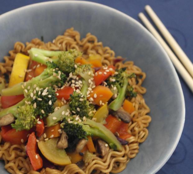 Noodles com peru, ananás e legumes chineses - Receita Petitchef