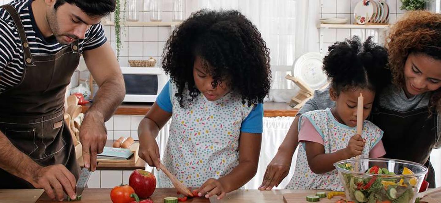 Família na cozinha 