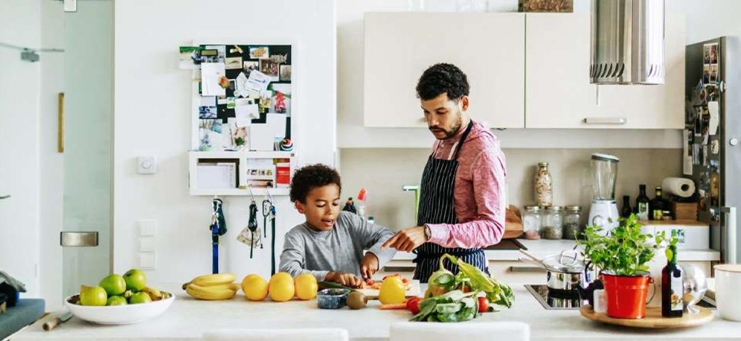 Pai e filho a preparar uma refeição