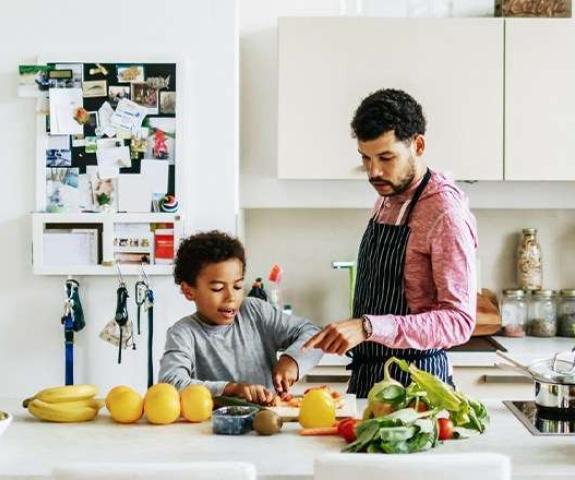 Pai e filho a preparar uma refeição