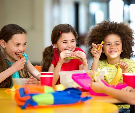 Crianças reunidas à mesa